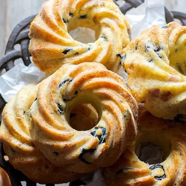 Ciambelline rustiche con prosciutto, scamorza e olive