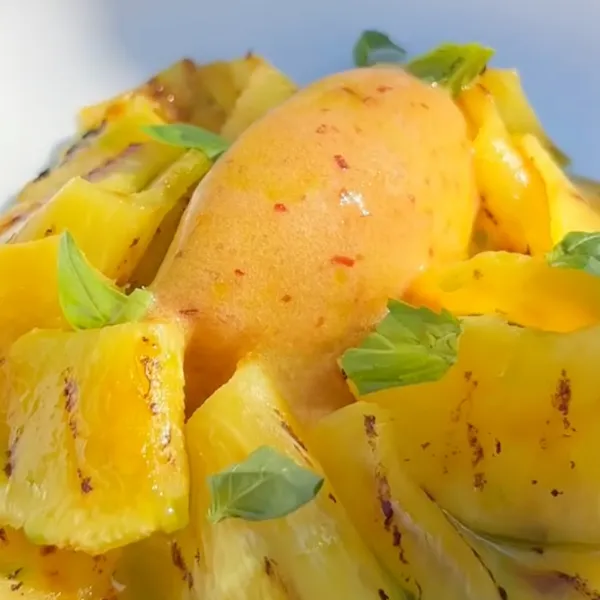 Sorbetto alla pesca con olio al basilico e ananas grigliato
